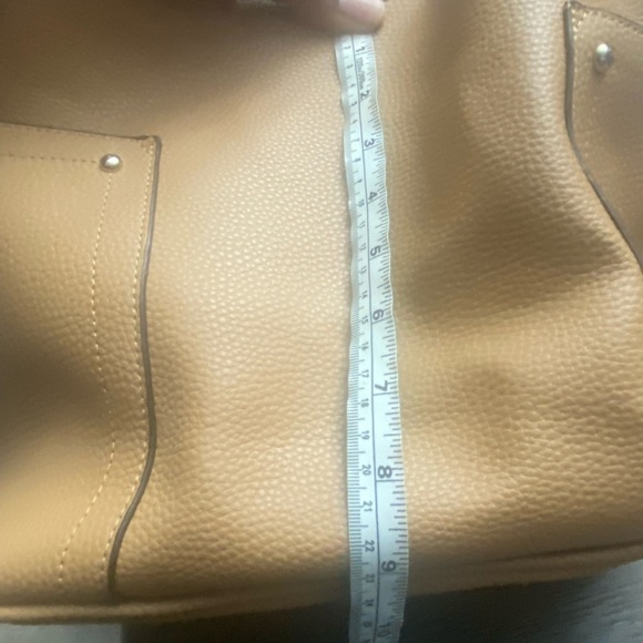 Steve Madden Lucia Large Tan Tote Bag
Detachable straps, multiple compartments - Picture 9 of 11